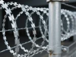 Verzinkte Halterung für Stacheldrahtband und Y-Pfosten, verstellbare Ausführung