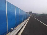 Barriera antirumore blu per autostrada