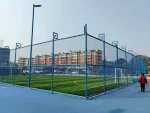 Fußballplatz mit blauem Sportzaun